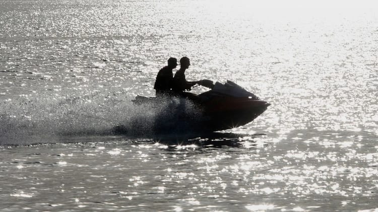 Meurtre de franco marocain par l'Algérie : La France réagit Deux jeunes sur un jet ski naviguant sur la mer au coucher du soleil.