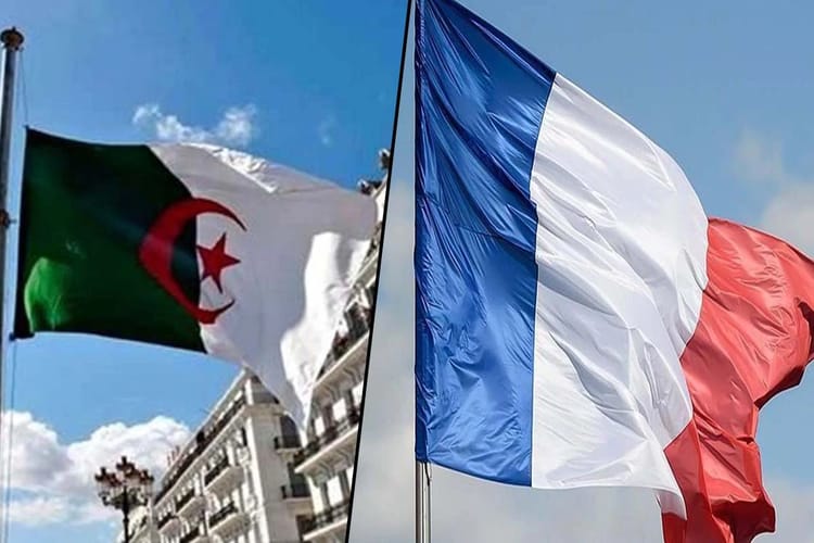 Drapeaux d'Algérie et de France flottant dans le ciel.