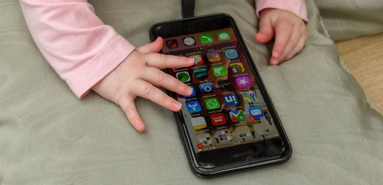 Un couple vend son bébé pour acheter un iPhone pour ceci... Enfant manipulant un smartphone avec plusieurs applications ouvertes.