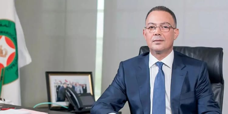 Fouzi Lekjaa, se retrouve au cœur d’une affaire judiciaire Fouzi Lekjaa assis à son bureau lors d'une réunion officielle.
