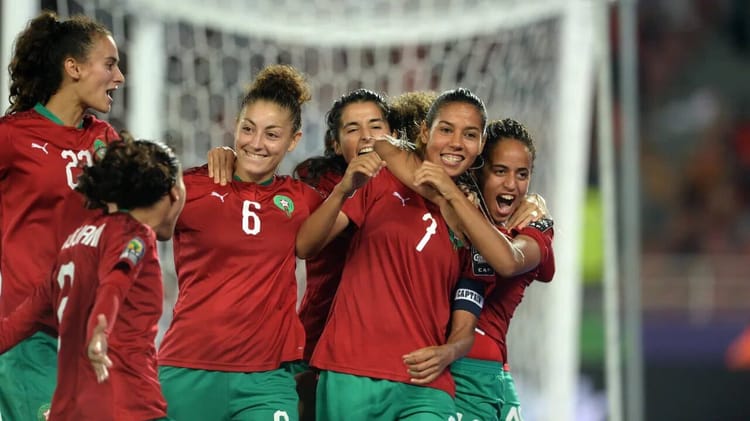 Mondial féminin: Les Lionnes de l'Atlas prêtes à sortir les griffes face à la France Équipe féminine marocaine de football célébrant un but.