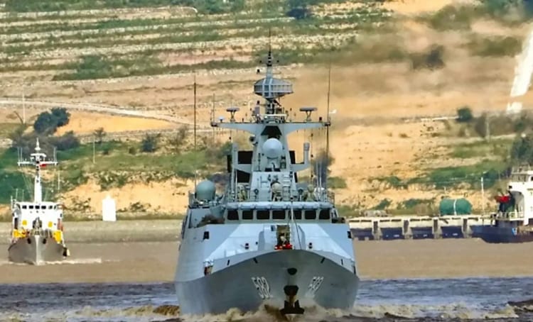Classement des plus grandes marines au monde : L’Algérie, 15e Navire de guerre algérien en mer, vue frontale.