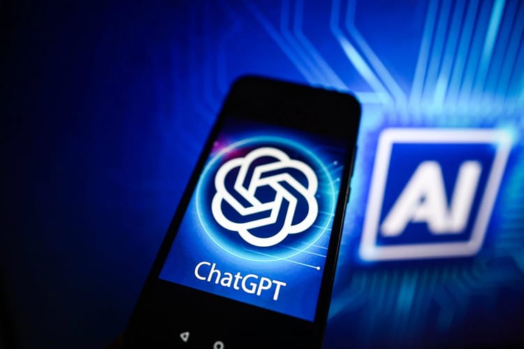 Smartphone affichant le logo de ChatGPT et IA en arrière-plan.