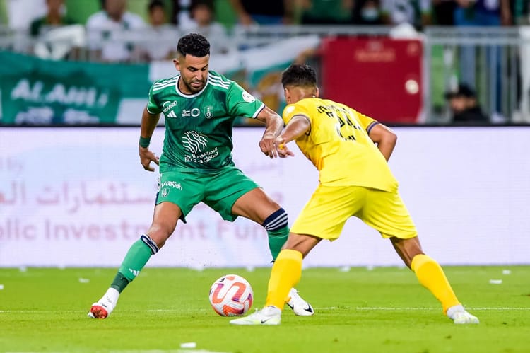 Réaction de Mahrez après son 1er but avec avec Al-Ahli Mahrez en duel avec un adversaire en match de football.