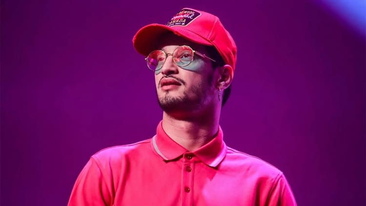Festival international DIAFA: Soolking fait honneur à l'Algérie Soolking portant une casquette rouge et des lunettes sur scène.