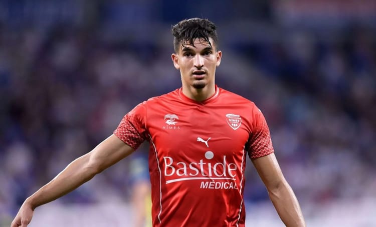 Zinedine Ferhat joueur de football en maillot rouge lors d'un match.