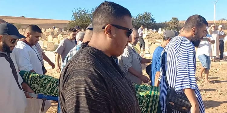 Tragédie d'Abdelali Mchiouer : L'Algérie retient le corps et exige une rançon Cérémonie funéraire avec plusieurs personnes en plein air en Algérie.