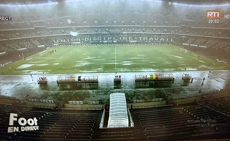 Stade de Côte d'Ivoire inondé avec des terrains submergés par la pluie.