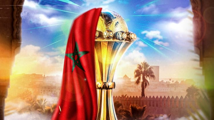Trophée de la CAN 2025 avec drapeau marocain en arrière-plan.