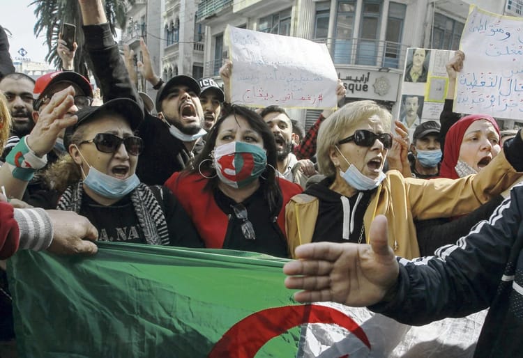 Femmes en protestation contre les violences faites aux femmes en Algérie.