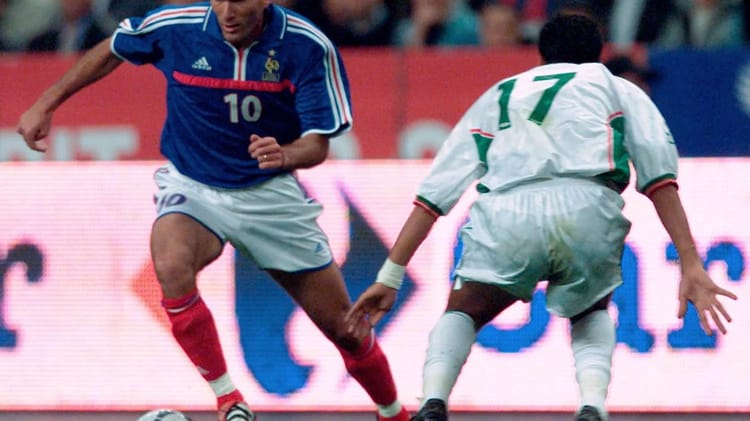Algérie vs France: le rêve de Djamel Belmadi Joueur algérien en action contre un joueur français lors d'un match de football.