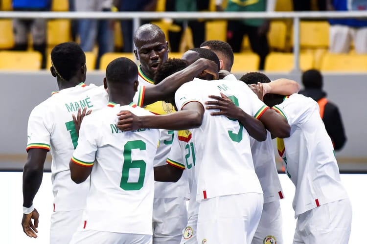 Joueurs de l'équipe algérienne en célébration après un match important.