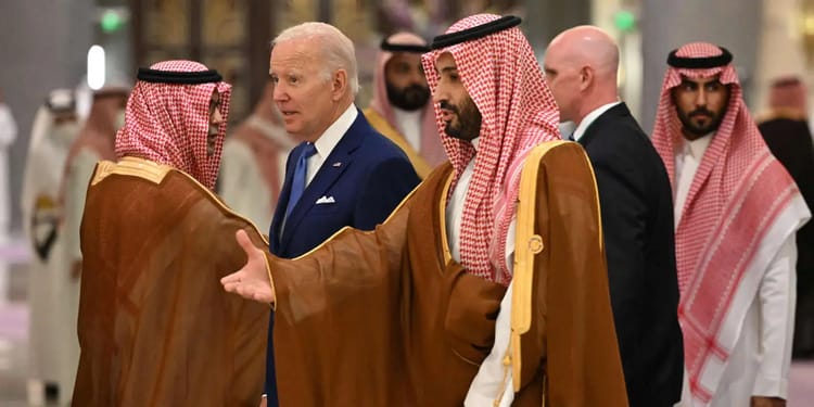 Arabie saoudite et Israël: vers une ère nouvelle Joe Biden et dirigeants saoudiens lors d'une réunion diplomatique.