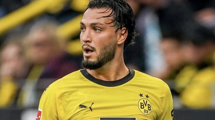 Ramy Bensebaini critiqué au Borussia Dortmund Ramy Bensebaini en action lors d'un match du Borussia Dortmund.