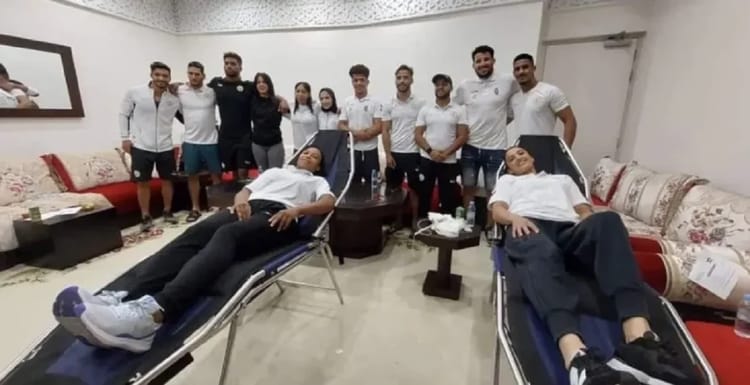 Judokas algériens donnent leur sang pour aider au Maroc.