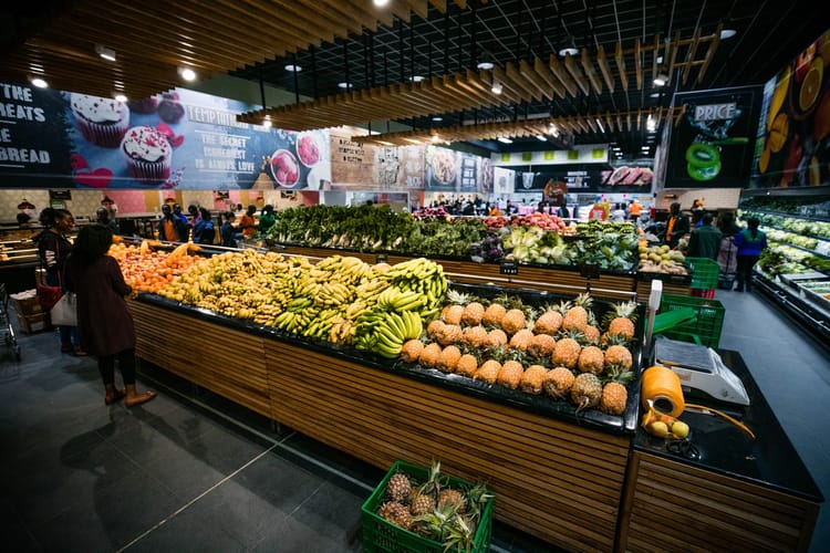 Fruits frais et légumes dans un supermarché africain moderne.