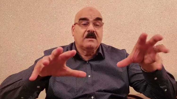 Hocine Djennad en pleine déclaration, gestes expressifs.