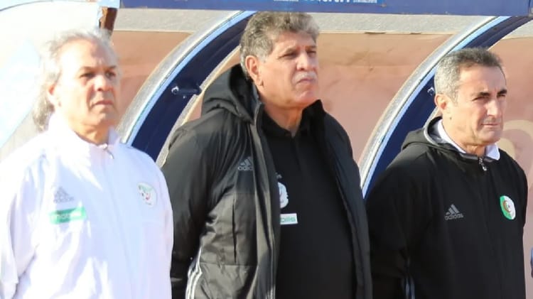 FAF : Meziane Ighil débouté par le TAS algérien Meziane Ighil en tenue de coach lors d'un match de football.