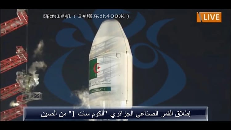 Satellite algérien en lancement depuis une plateforme de lancement.