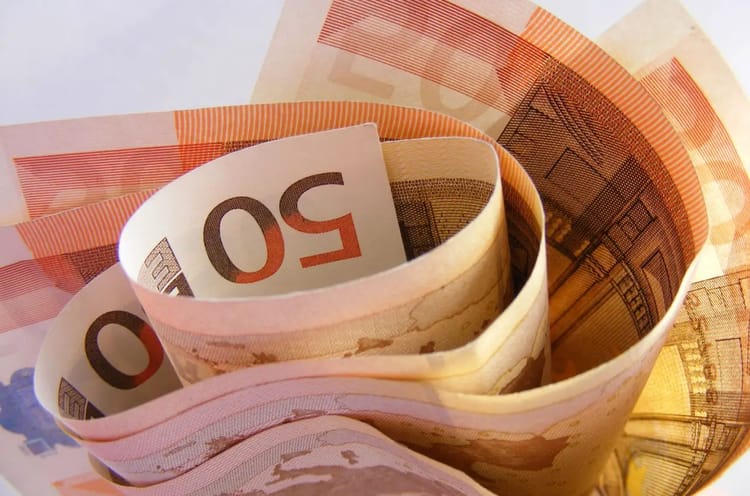 Square Dz : taux de change du dinar Algérien (DZD) sur le marché noir, lundi 6 novembre 2023 Billets de 50 dinars algériens enroulés pour illustration.