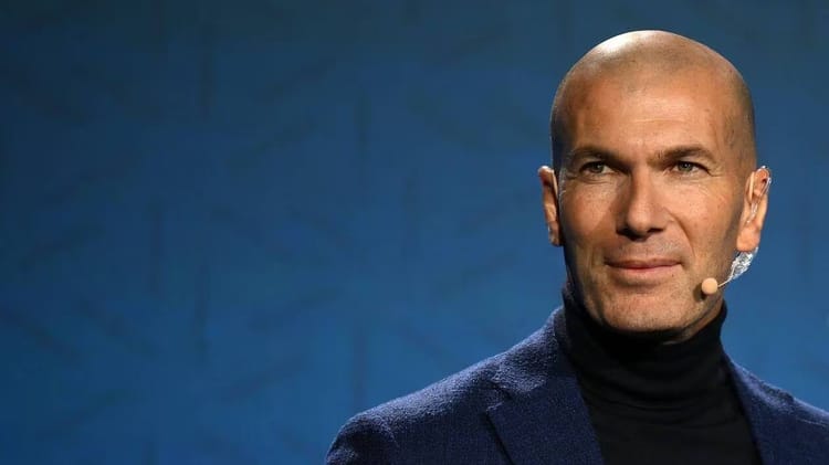 Zinedine Zidane lors d'une conférence, visage sérieux.