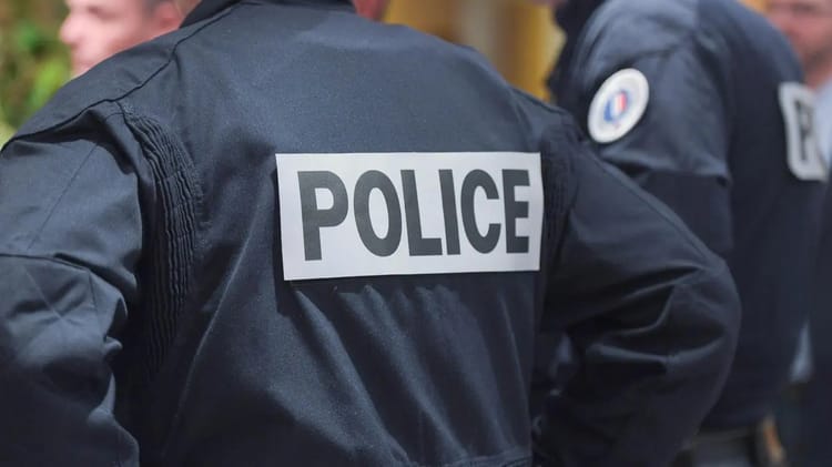 Canada : un étudiant algérien assassiné par... Policier en uniforme avec badge POLICE visible dans une scène de contrôle.
