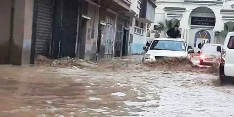 Inondation urbaine à Tizi-Ouzou, véhicules submergés.
