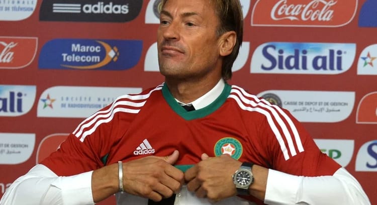 Hervé Renard en tenue de coach lors d'une conférence de presse.