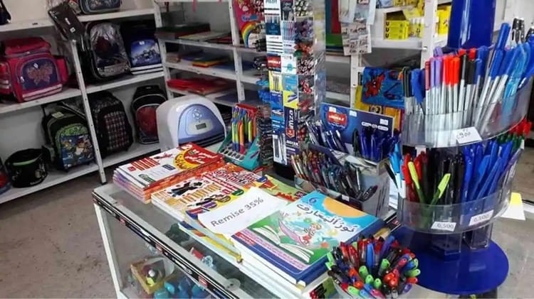 Fournitures scolaires variées dans une boutique en Algérie.