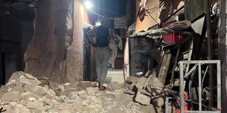 Dégâts causés par le séisme dans une rue du Maroc.