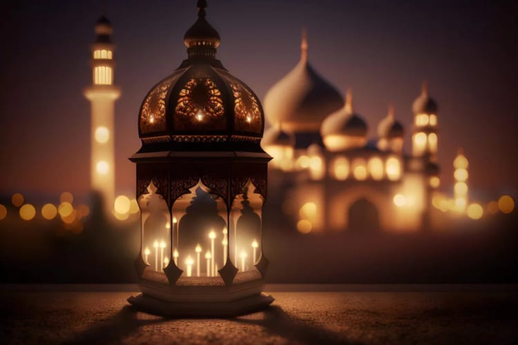 Lanterne illuminée avec mosquée en arrière-plan pour Mawlid Nabawi 2023.