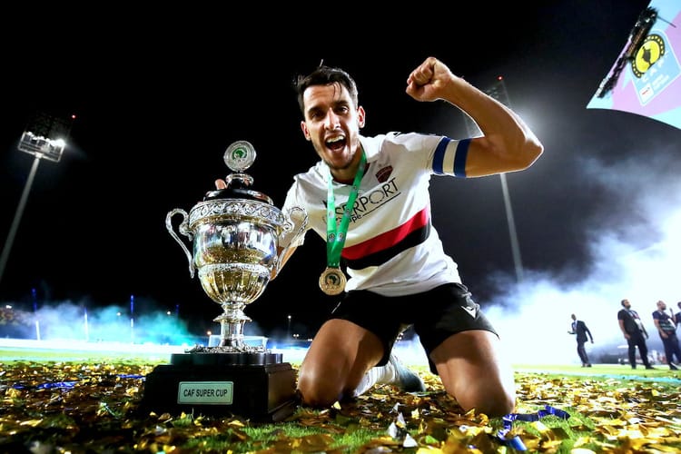 Supercoupe d’Afrique : La CAF dévoile le montant de la prime de l’USMA Alger, vainqueur Joueur de l'USM Alger célébrant la victoire avec la coupe de la CAF.