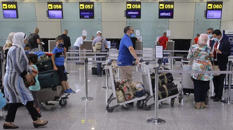 Vol de Bagages à l'Aéroport d’Alger : les voleurs identifiés Voyageurs à l'aéroport d'Alger avec bagages et contrôles de sécurité.