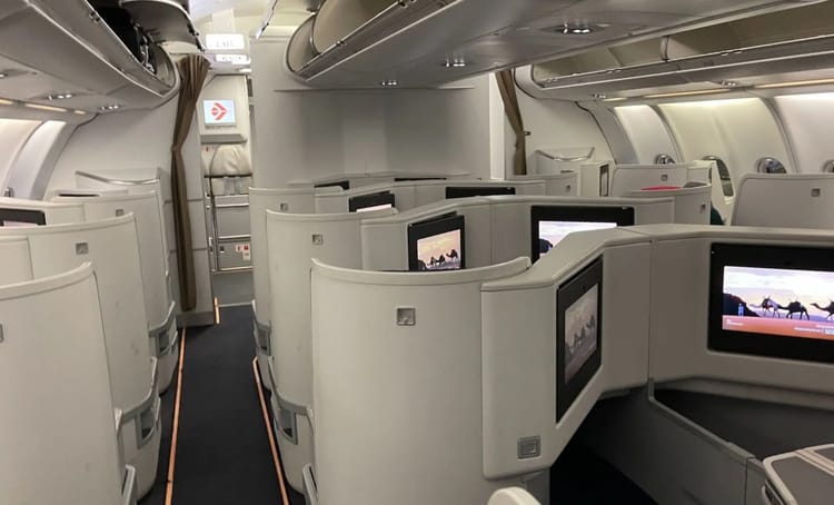 Intérieur de la cabine Economy Premium d'Air Algérie avec sièges modernes.