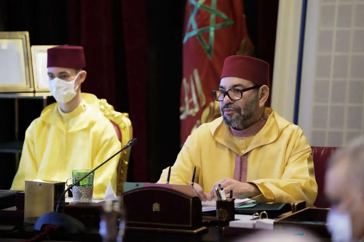 Deux hommes en tenue traditionnelle marocaine lors d'une réunion officielle.