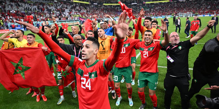 Les joueurs marocains célèbrent leur succès sur le terrain.