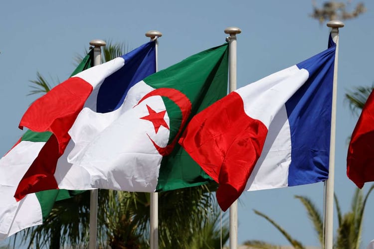 L'Algérie interdit l'enseignement du programme Français dans les écoles privées : Détails et Implications Drapeaux de l'Algérie et de la France flottant au vent.