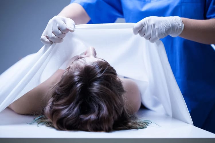 Femme décédée sous un drap, enquête en cours en Algérie.