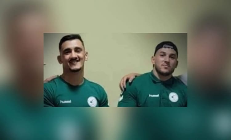 Fuite de deux athlètes Algériens aux jeux Méditerranéens de plage 2023 Deux athlètes algériens en maillot vert, souriants, lors des Jeux Méditerranéens de plage 2023.