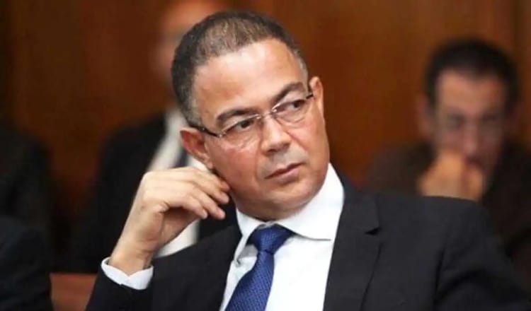 Fouzi Lekjaa lors d'une réunion, concentré et sérieux.