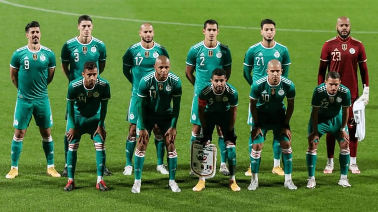 Les joueurs de l'équipe d'Algérie avant un match important.