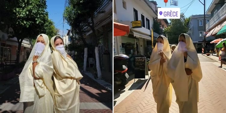 L'influenceuse Dz Yamna éblouit la Grèce en portant le Haïk Algérien Deux femmes en Haïk algérien dans une rue en Grèce, portant des masques.