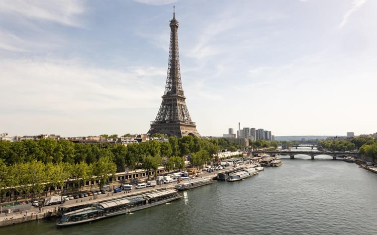 Découvrez les destinations incontournables depuis l'Aéroport d'Alger Vue de la Tour Eiffel sur la Seine à Paris.