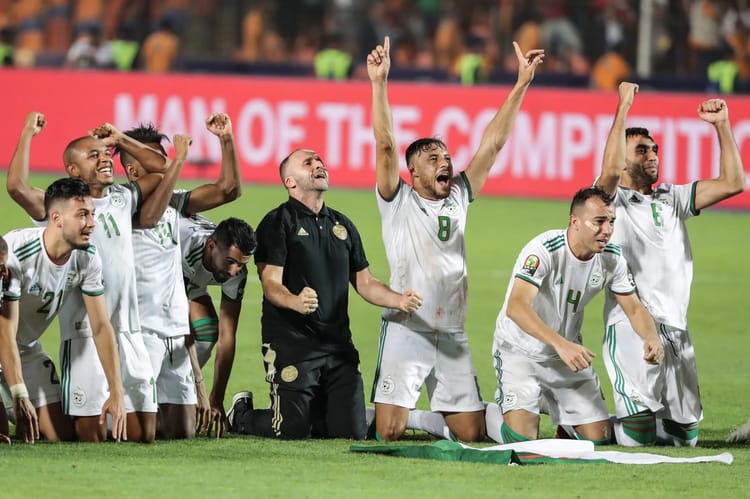 L'équipe d'Algérie célèbre sa qualification pour les demi-finales.