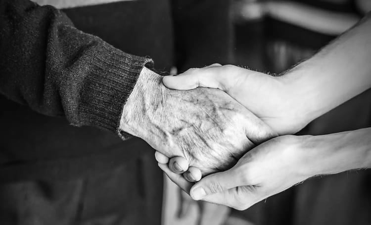 Main tendue entre deux personnes, symbole d'aide ou de soutien.