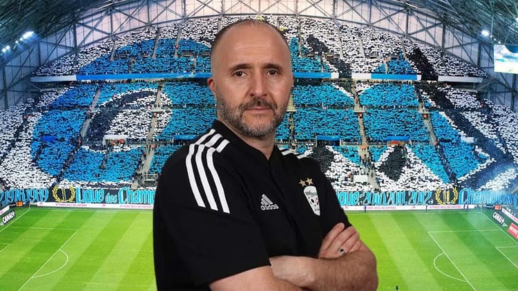 Djamel Belmadi en costume noir dans le stade Vélodrome.
