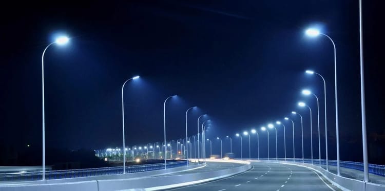 Rues éclairées avec lampadaires LED à Paris la nuit.