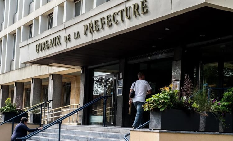 Personne entrant dans la bureau de la préfecture pour demande de titre de séjour.