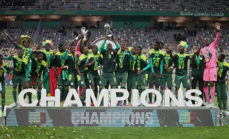 L'équipe du Sénégal célèbre sa victoire en levant le trophée.