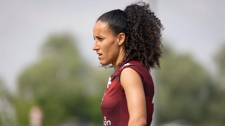 Femme sportive avec cheveux bouclés en action en plein air.